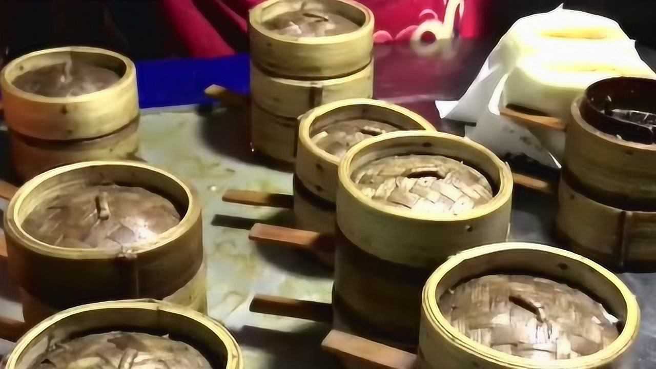 竹笼里的肉夹馍太稀罕了山东大叔自创新吃法真会吸引客人