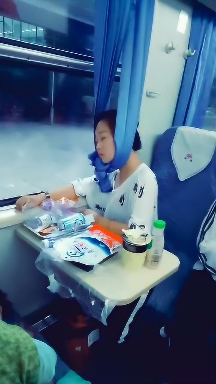 这位小姐姐火了,小姐姐睡觉的睡姿太奇葩,简直不要太销魂