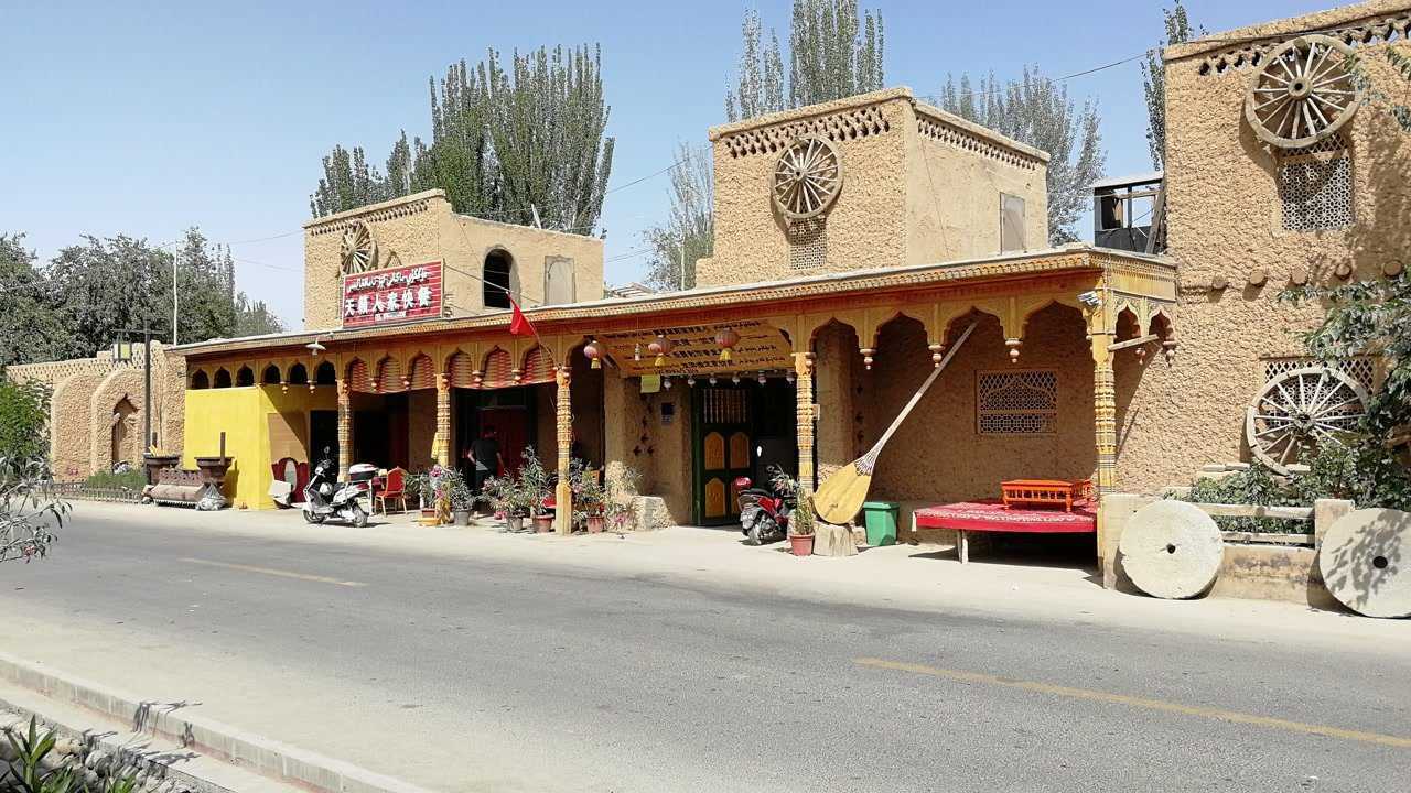 新疆新和县加依村,一个以制作维吾尔族传统乐器的村庄