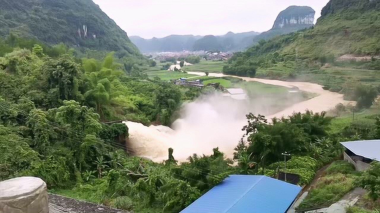 广西省罗城县怀群镇卡马水库排洪场面惊人