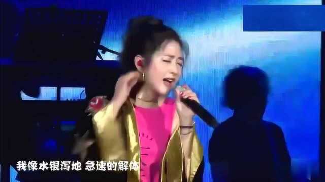 那些为你流的泪滴,都长出了涟漪!何洁动情演唱《水银泻地》