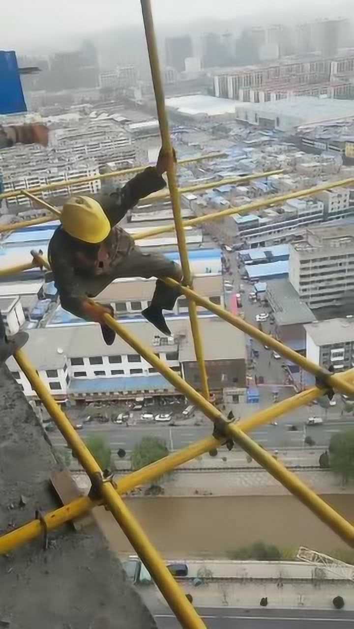 在工地上工作的农村小伙没有任何防护措施就敢这么干
