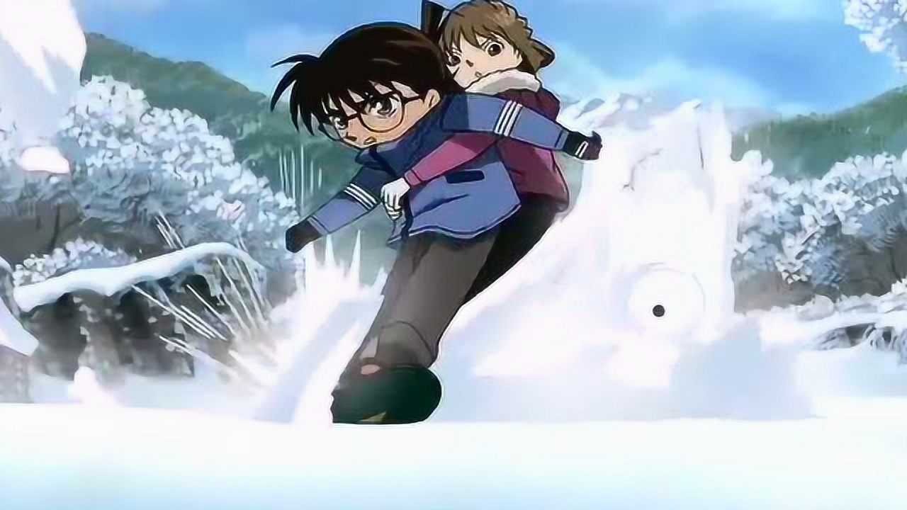 名侦探柯南:小黑出场就拿起98k,柯南带着小哀雪地滑板躲避狙击