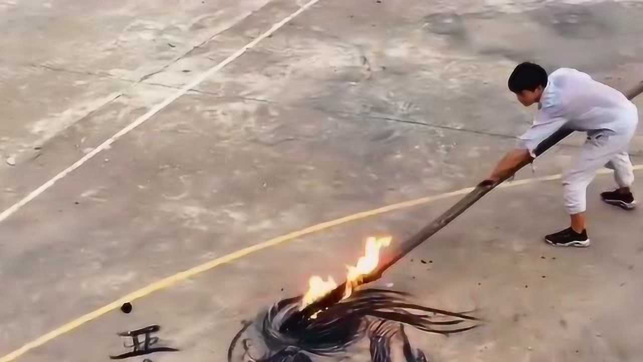 用烧火棍画画的人,我还是第一次见到,他画的亚瑟简直是太像了!