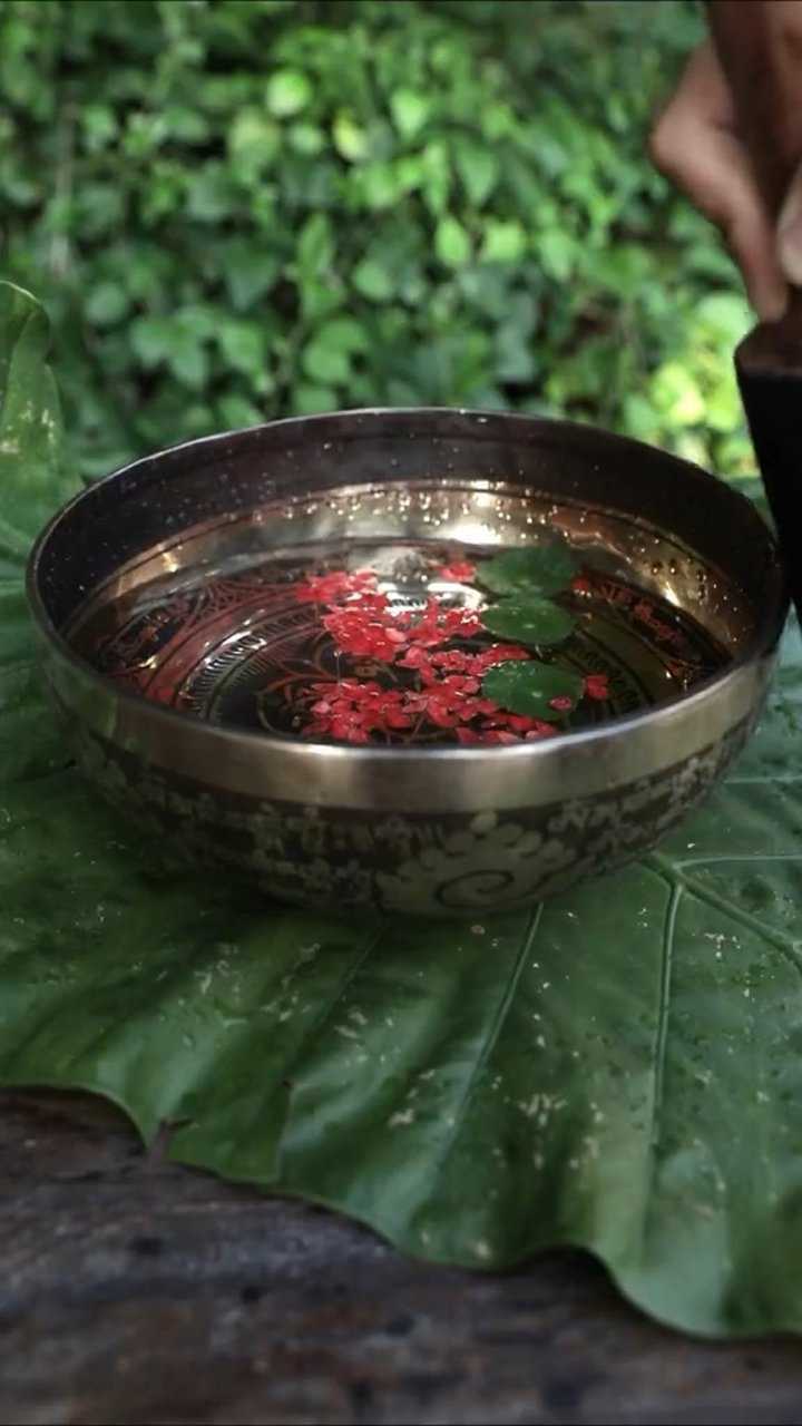 当颂钵持续性摩擦时,里面的水花就会沸腾,继而按摩人体细胞