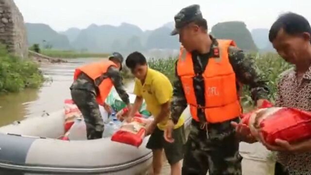 河池受灾,村庄变“泽国”,武警官兵抢运“救命粮”!江润