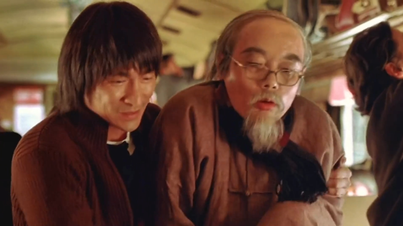 天下:跛脚老头火车找坐,却被陌生大叔拉出车厢:原来是同行