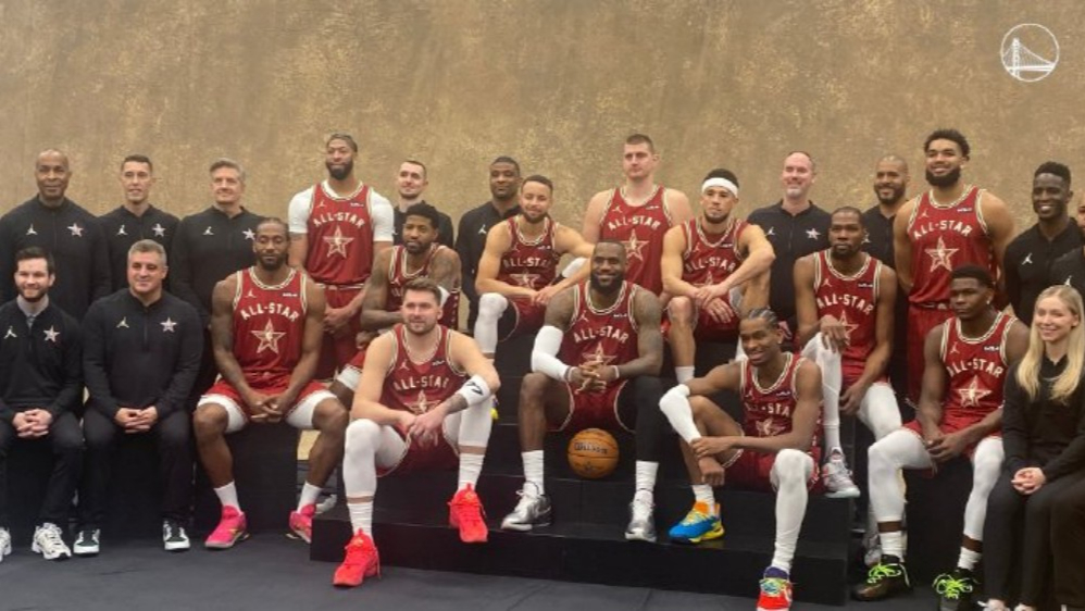 西部全明星拍大合照 老詹依旧一人占据c位