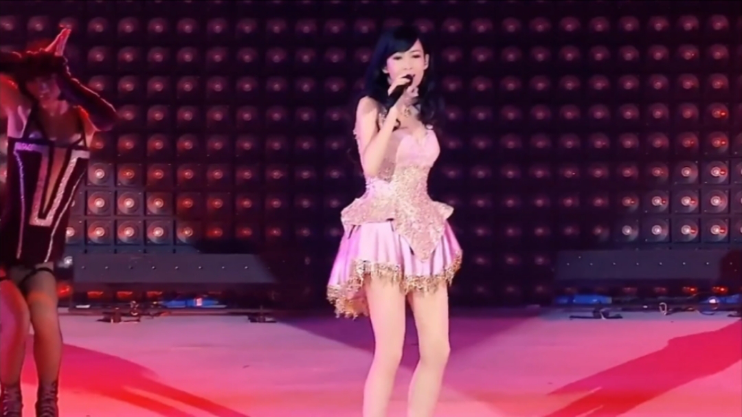 周慧敏的腿有多流氓?李克勤甘愿沉迷30年,还为其写了很多歌曲