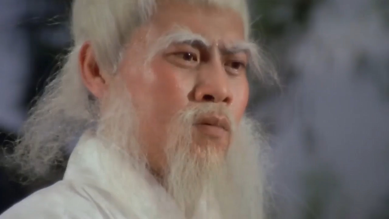 男子一时打不过老道士,转身逃走滚下楼梯,老道一掌推下一尊鼎