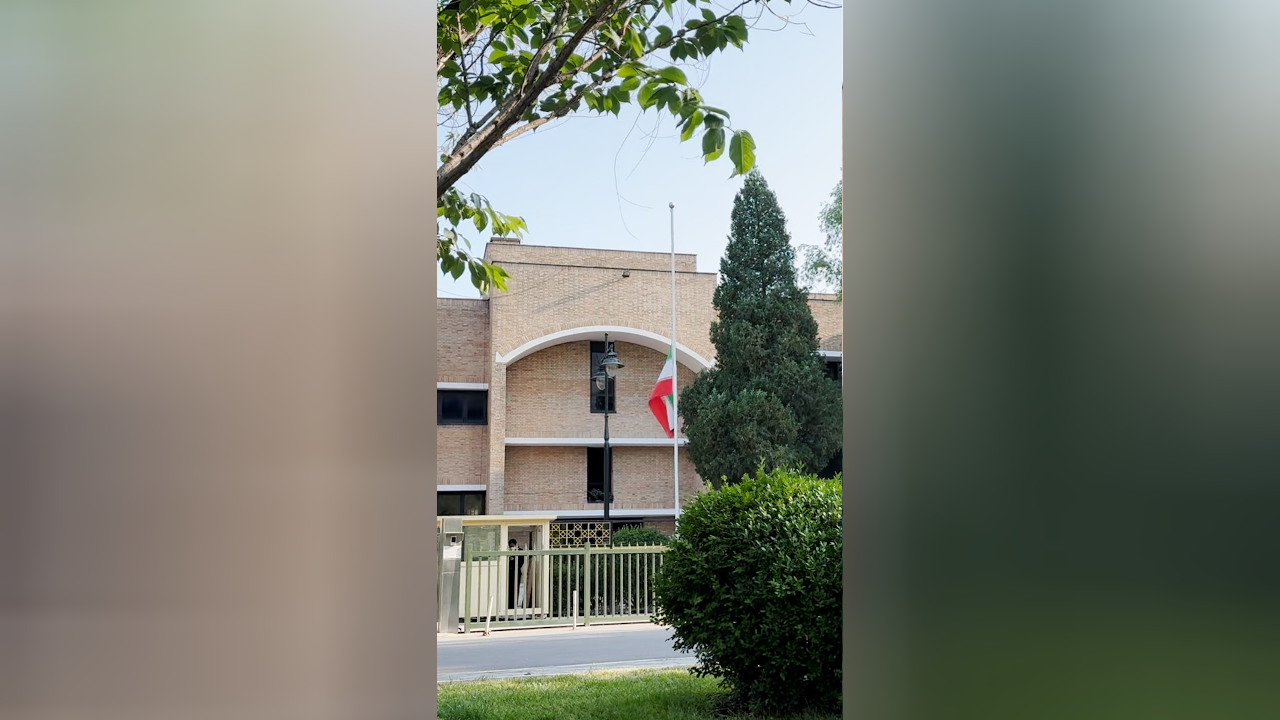 伊朗驻华大使馆降半旗 向该国总统及其遇难同事致哀