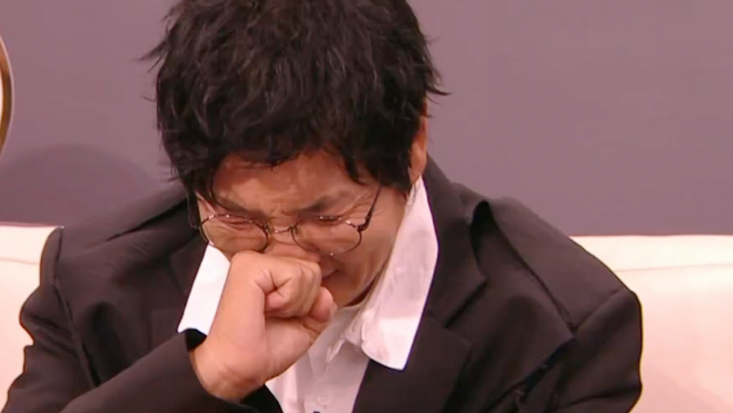 何炅宣布那英第五名时,孙楠的反应有意思,损友战术性低头憋笑