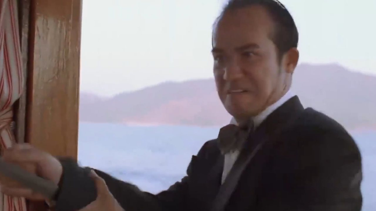 李子雄袖中藏剑,以为吃定狄龙,不料脚下一滑被绝地反杀