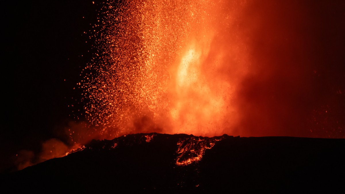 意大利埃特纳火山爆发,火山云高达10公里