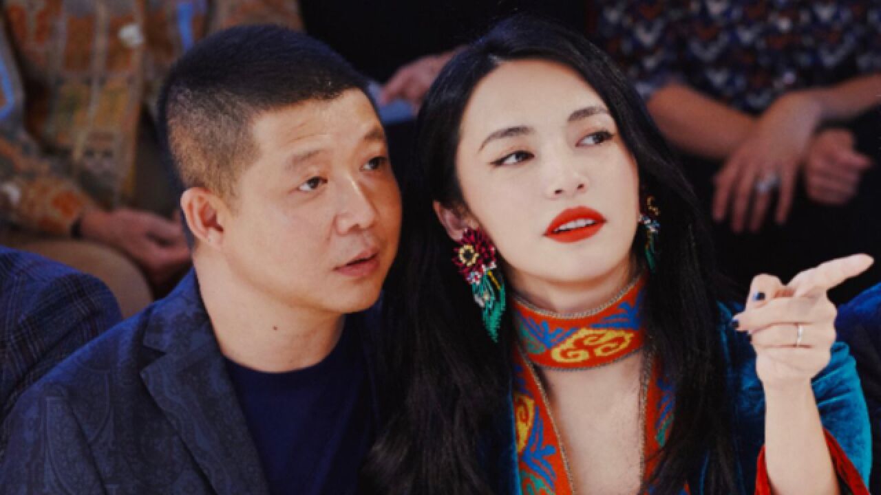 姚晨和二婚老公深夜会友,曹郁室内吞云吐雾好惬意,身材发福显油腻