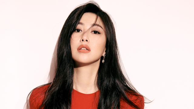 朱珠曾是mtv天籁村主持人,能够善舞会演戏堪称全能