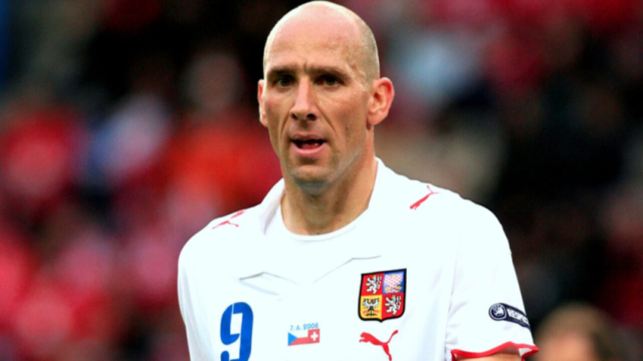 捷克"巨兽"扬科勒,2米02身高却脚下技术细腻,49岁重返足坛