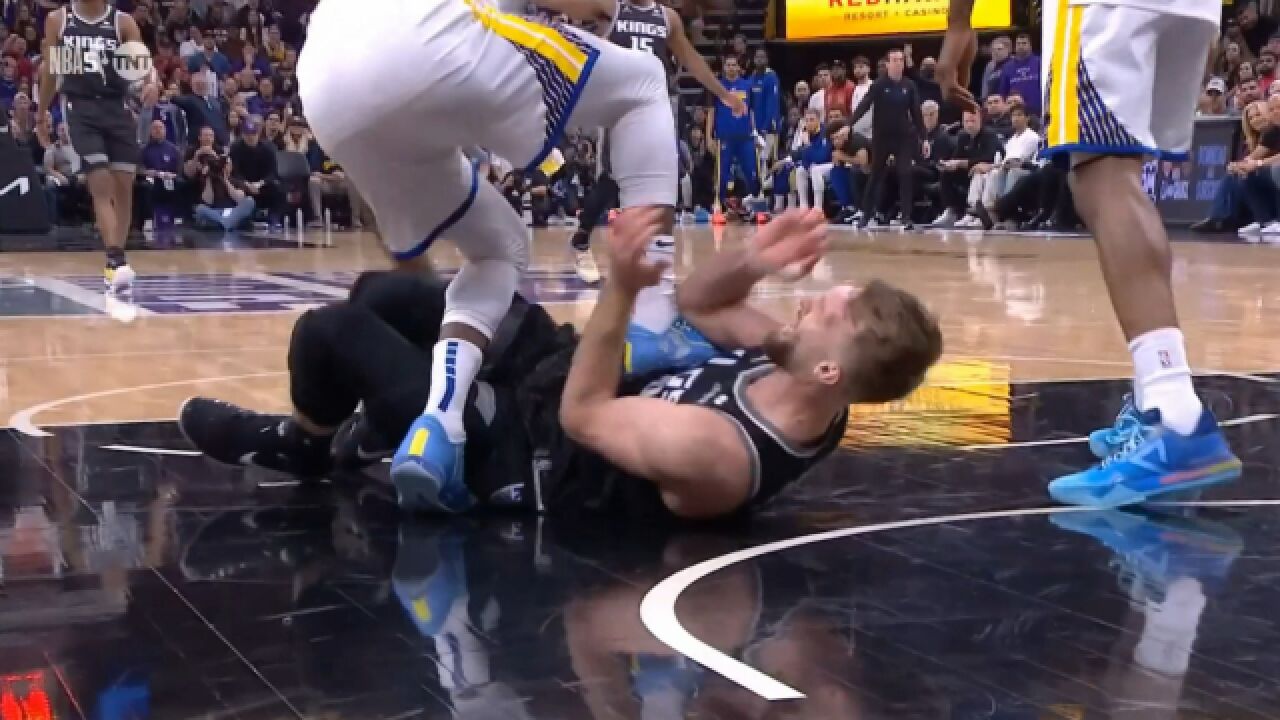 格林恶意踩踏小萨腹部被驱逐 与球迷冲突!慢镜回看全程,球迷高呼禁赛