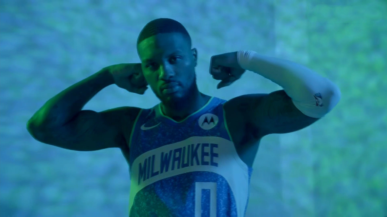 利拉德传球差点失误 捡回球超远三分应声入网