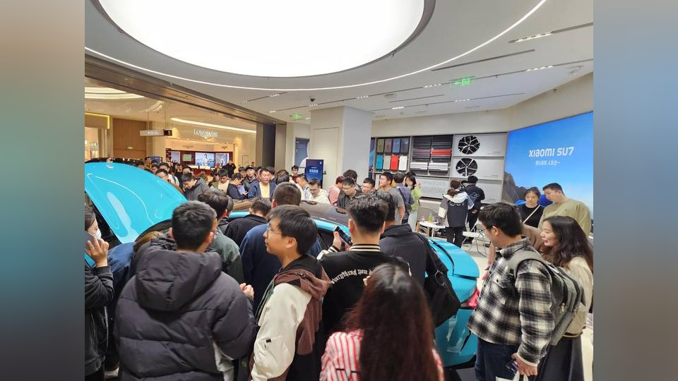 发布会后杭州小米门店人气爆满 已有米粉下定su7