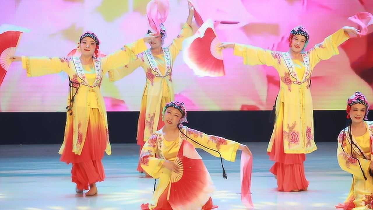 女子群舞万紫千红竟然是一群白衣天使表演的精彩