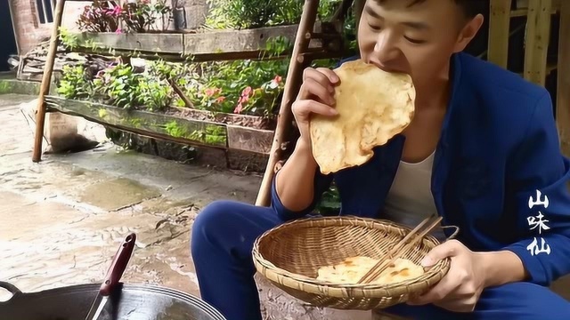 重庆小伙独居深山,用柴火煎麦粑,金黄脆香,还是小时候的味道