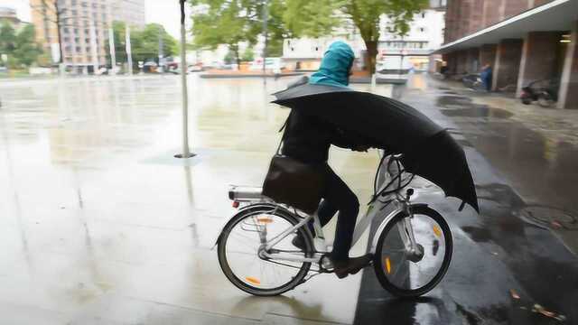 这把“自行车雨伞”获德国设计大奖,造型很奇特,雨天骑车不用愁