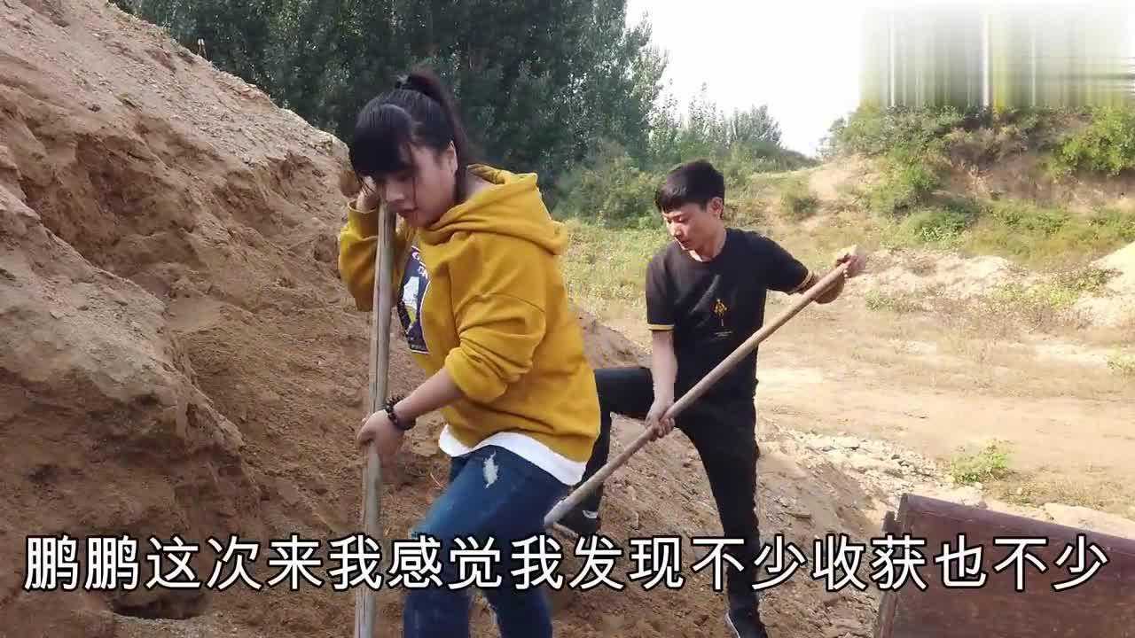 鹏鹏最近对丹丹不冷不热,丹丹亲自来查岗,没想到有大发现