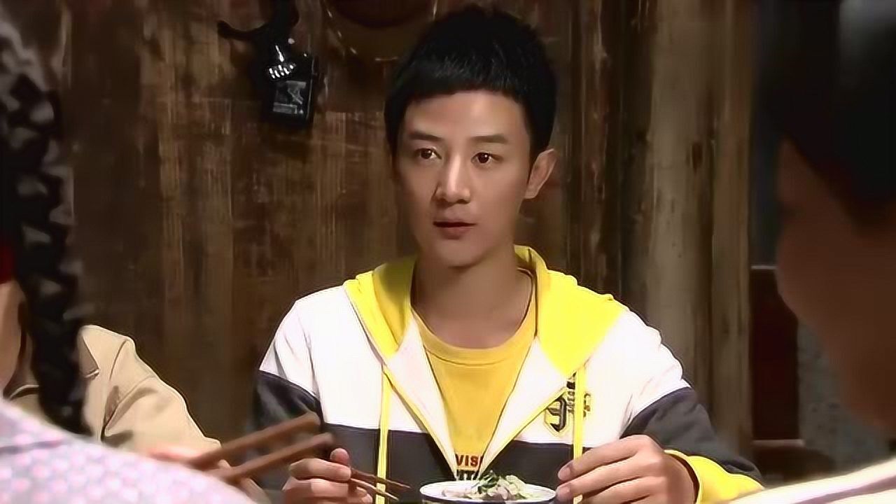 穷孩子富孩子富少爷到农村阿姨炖母鸡给他吃不料他一吃就吐