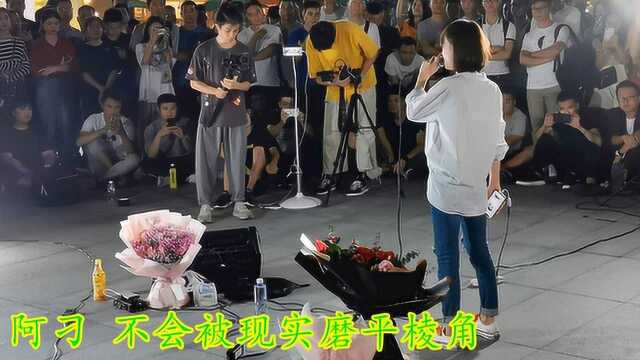 抖音爆款视频该怎么拍?现场观摩网红小阿七演唱《阿刁》,学到了