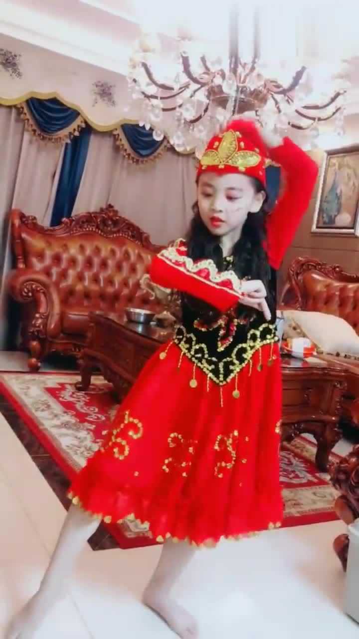 童模焱娃娃竟装扮成这样跳舞,恕我直言,她可真像个歌女!