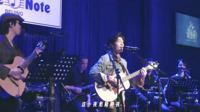 动听名曲陈楚生作词作曲演唱的一首歌曲《一夜》这一夜是伤心夜