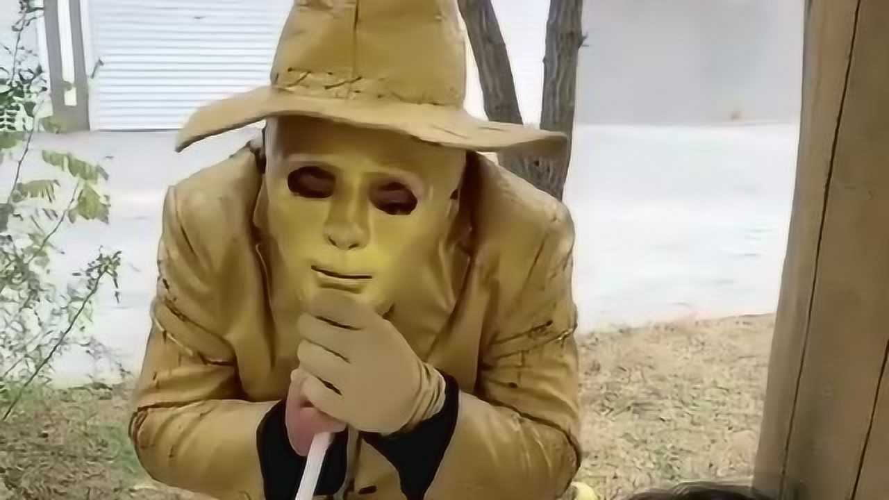 美女在路边休息，没想到一觉醒来肚子竟然都“变大”了！_高清