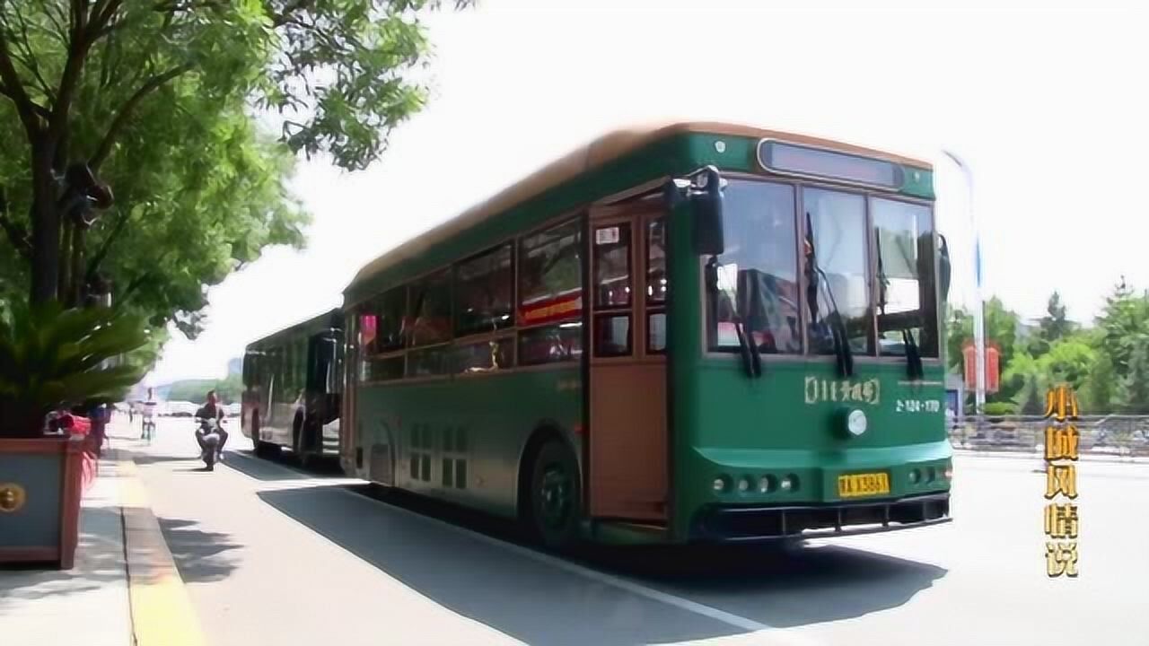 呼市最有特色的公交车,外形酷似绿皮玩具火车,坐上仿佛回到了民国