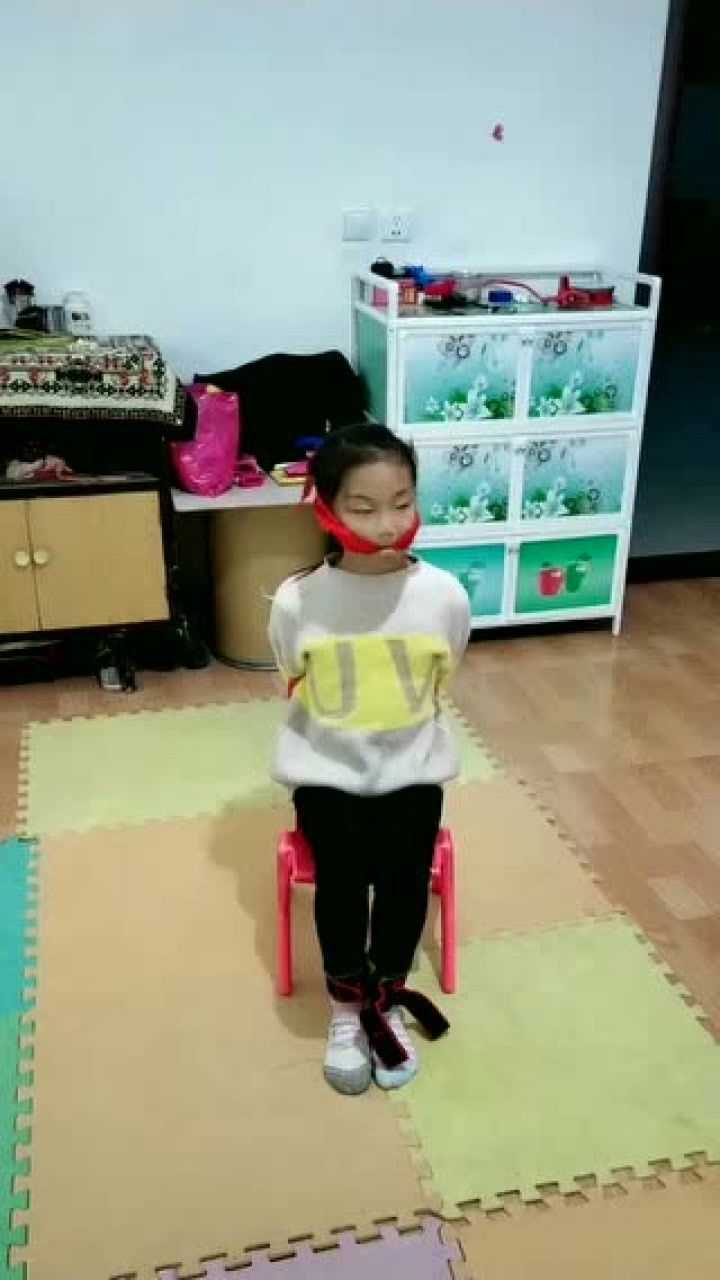 预防被绑架，小女孩演示如何自救！