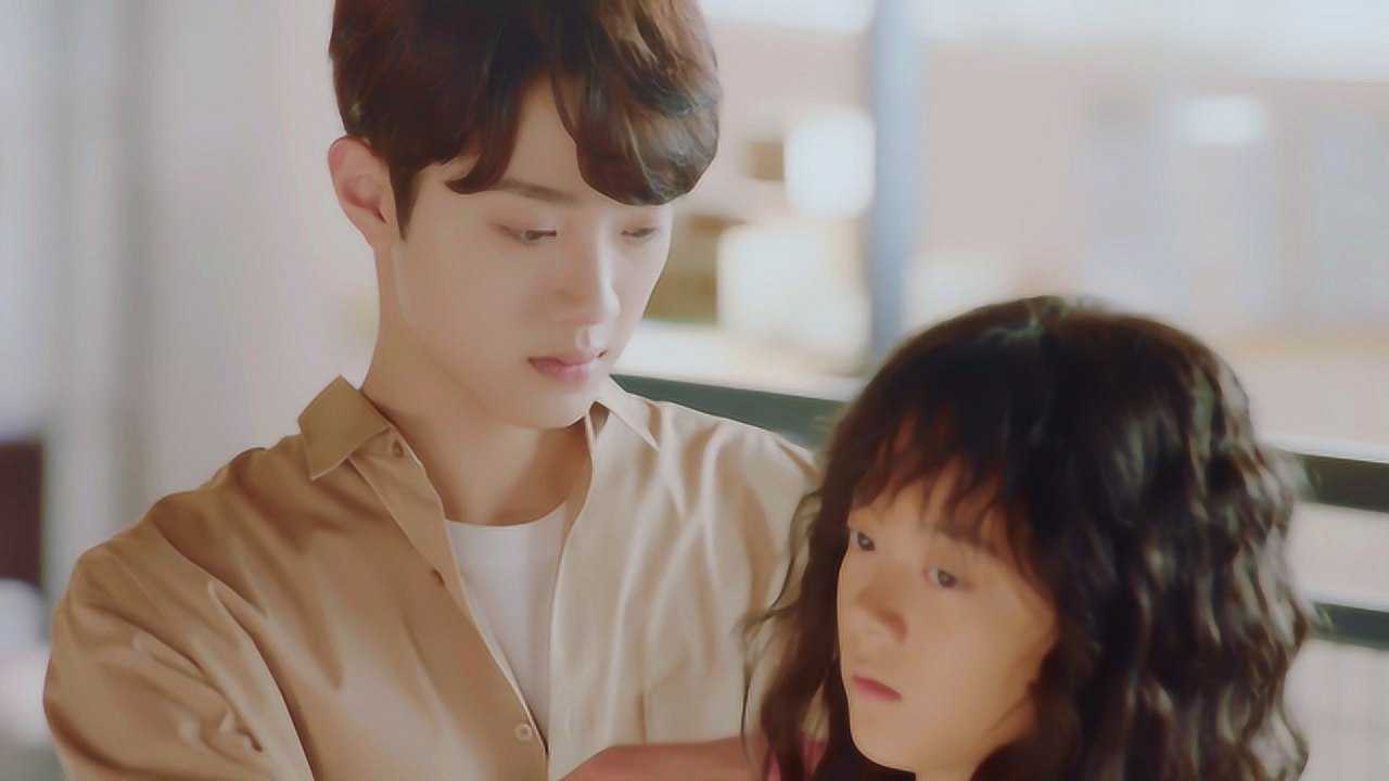 夏淼淼留学出国的前一晚梁又年抱着淼淼在海滩小屋甜蜜共度