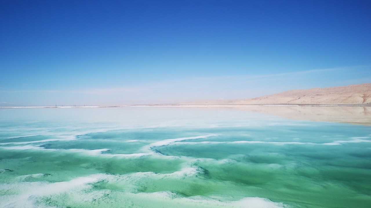 航拍青海茫崖翡翠湖,景美不输天空之镜,湖水如翡翠一样美丽