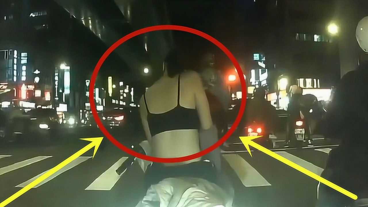 美女等红灯时，竟把衣服全都脱了，路人看的眼都直了！_高清