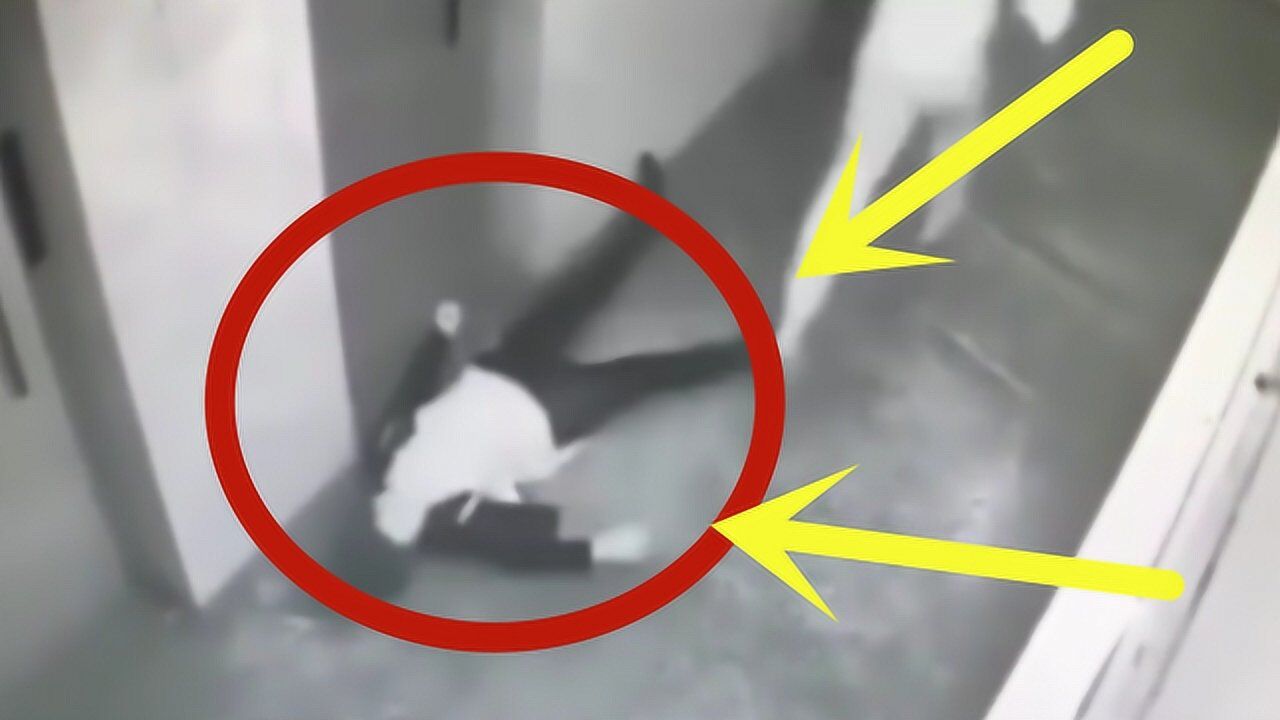 黑丝少妇楼道里遭到猥亵直接一拳打晕反抗都没机会