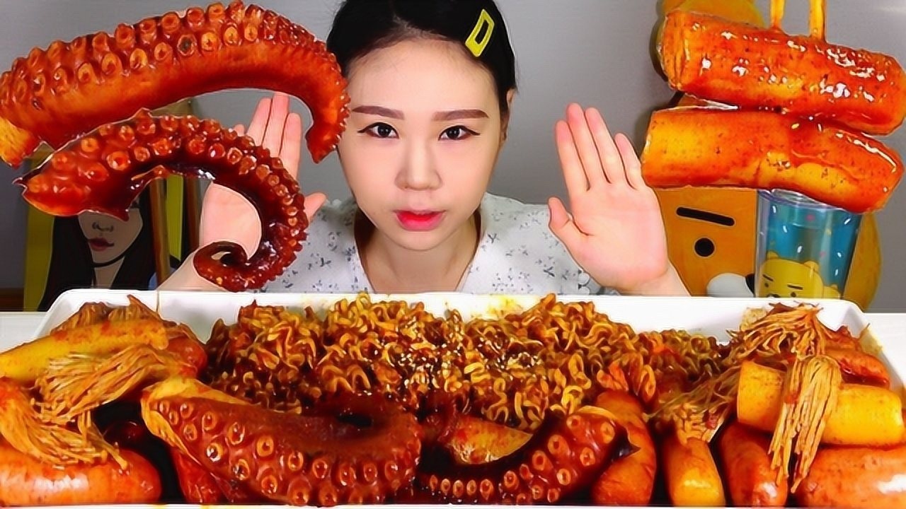 大胃王吃播小姐姐挑战吃麻辣小海鲜,看上去就很辣,小姐姐却一点都不