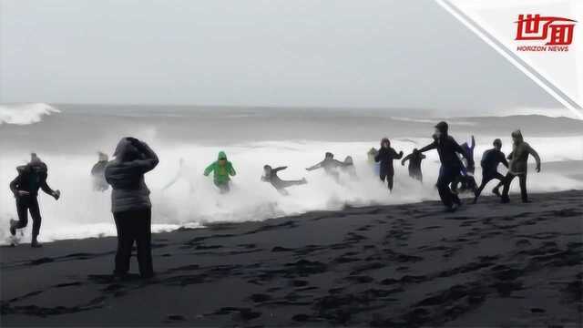 游客海边忙自拍被大浪卷下水 海警边拍边吐槽:一群蠢货