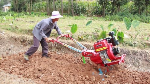这新款的耕地机，8亩地一天就耕完，3200元花的太值得了！