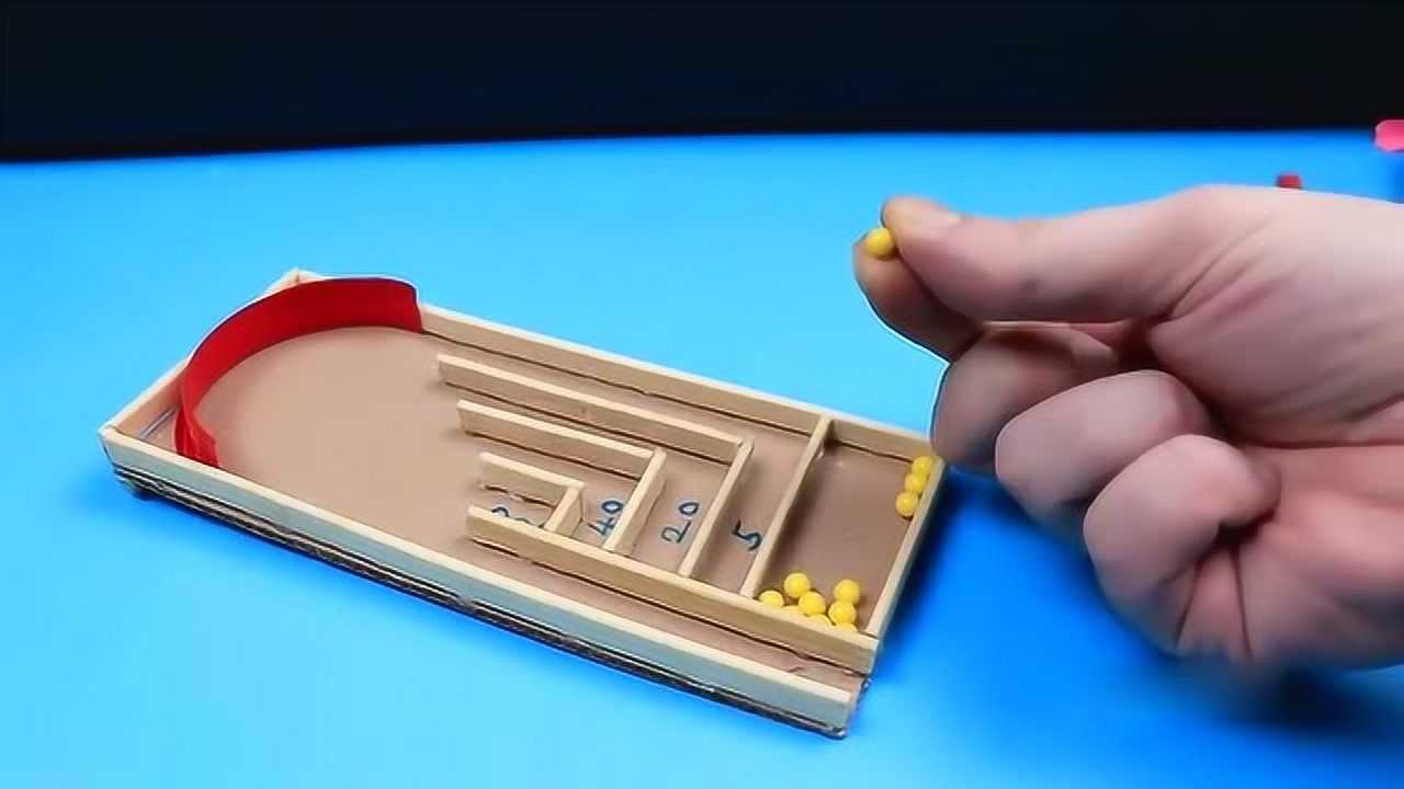 牛人废物利用利用废纸壳制作出一个弹珠小玩具