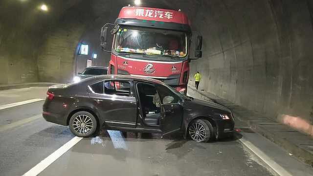 赶着去上班,女司机高速任性变道怼上货车,被推行70米