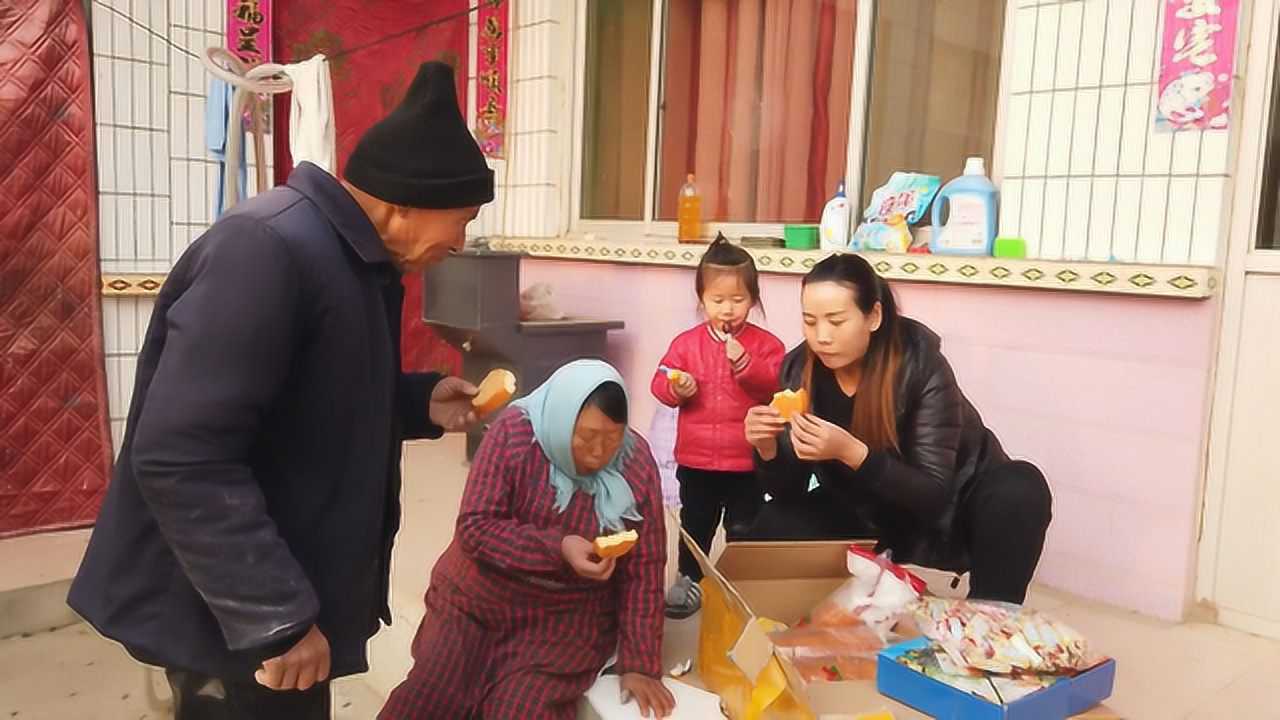 倔媳妇第一次收到神秘快递,足足20斤重,打开后爷爷