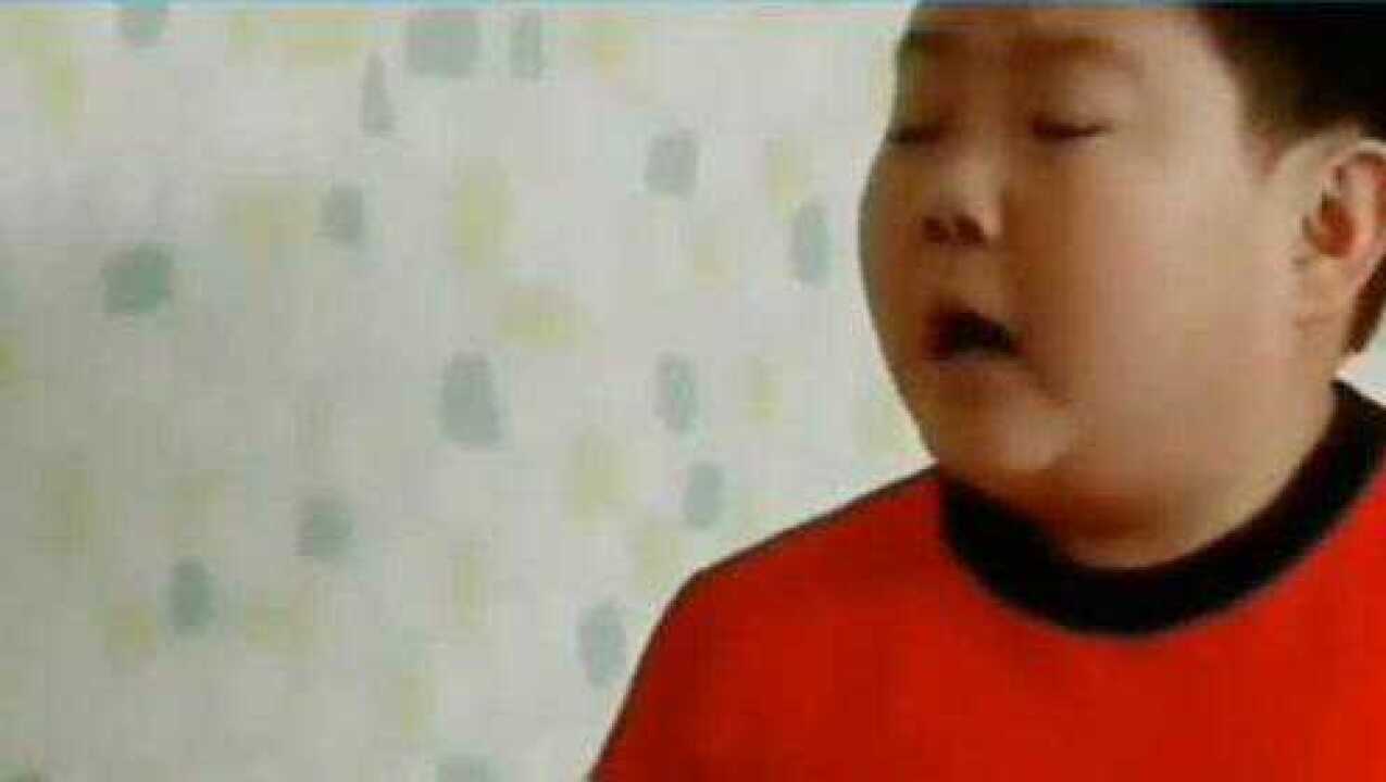 我家住在黄土高坡，爸爸是妈妈表哥！听完熊孩子编的歌爸爸气的想吐血！_高清