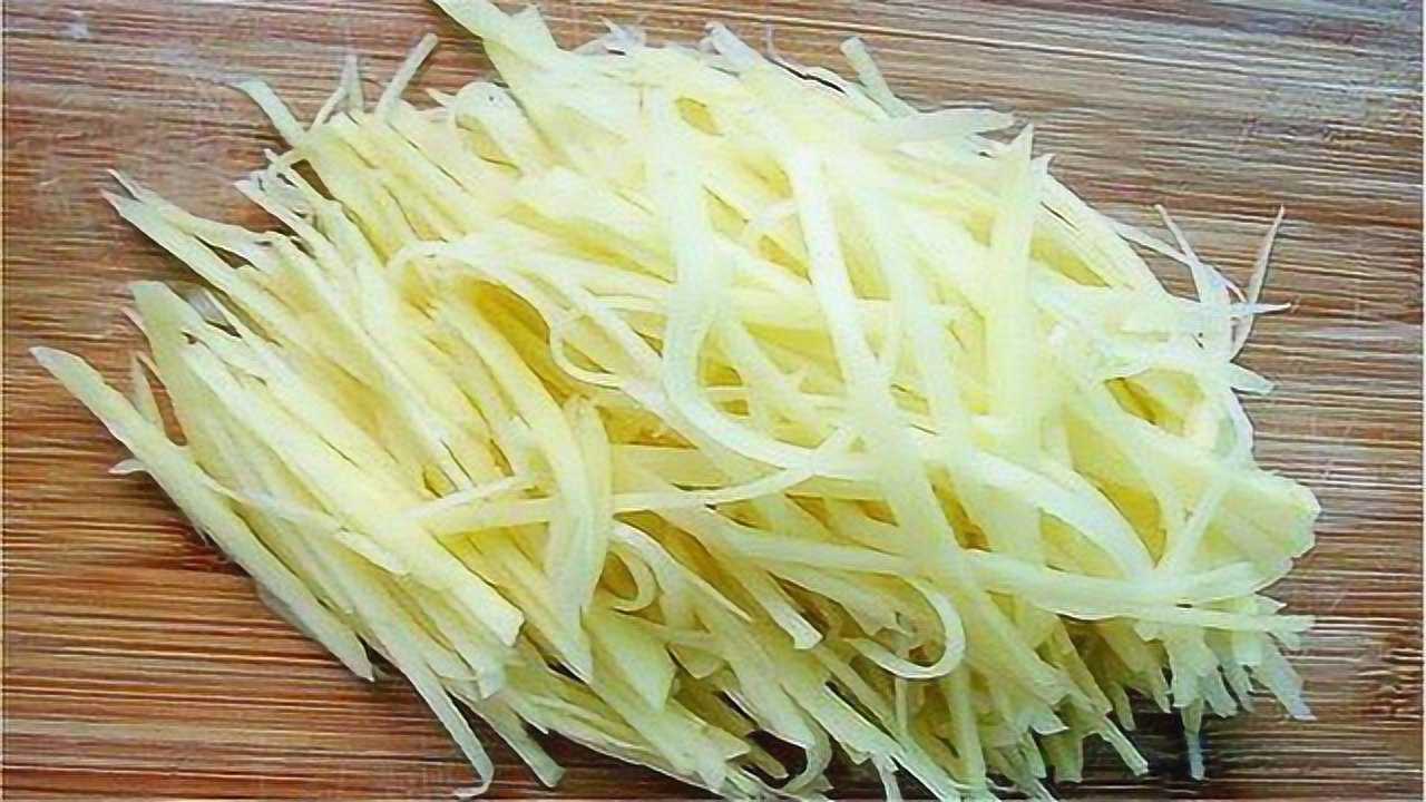用刀切土豆丝太难?准备一根筷子,土豆丝切的又细又均匀,学学吧
