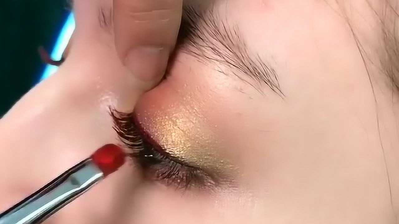 红色眼线你画过吗慢动作教你这样画简直太小心了超美艳的