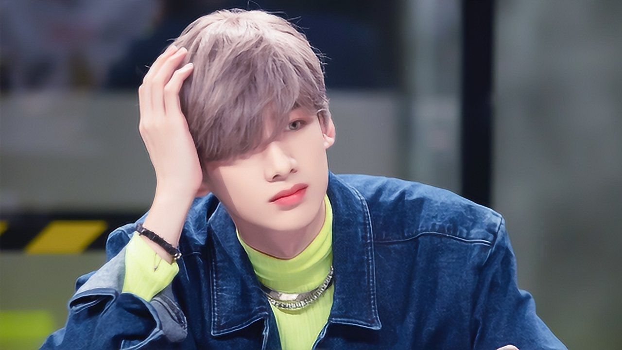 明星大侦探白敬亭绝美妆发让人惊呼不愧是漫画男主角