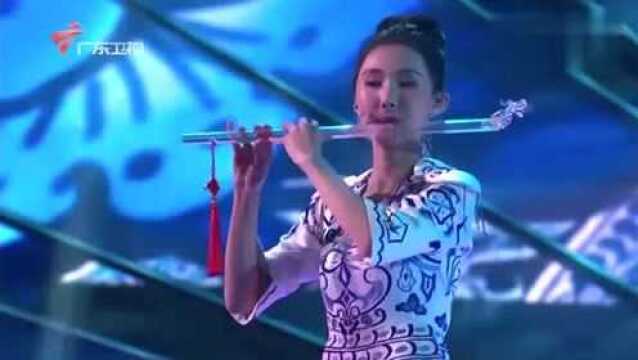 女子水晶乐坊演奏《弯弯的月亮》,曲调柔美委婉,旋律优美抒情